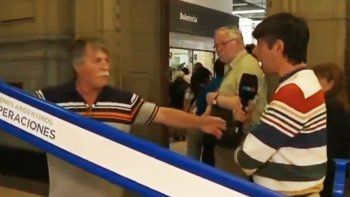 la tensa discusion de robertito funes ugarte con un empleado en plaza constitucion: pedimelo por favor la tensa discusion de robertito funes ugarte con un empleado en plaza constitucion: pedimelo por favor