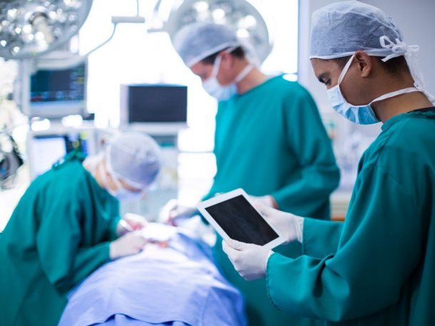 Una mujer trans quemó su pene para que los médicos se lo extirpen: qué pasó finalmente