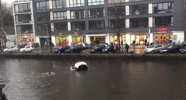 El dramático rescate de una madre y su bebé que cayeron con un auto a un canal