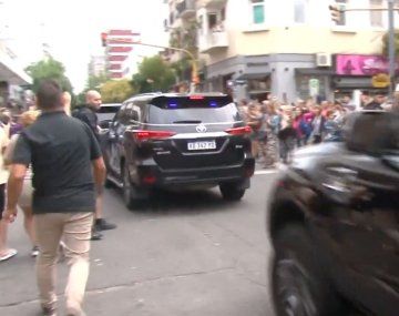 El momento en que atacaron la camioneta de Milei en Mar del Plata