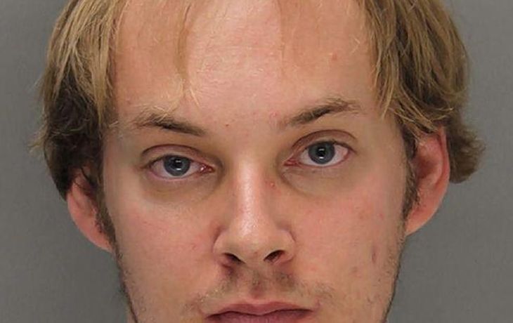 Detienen a hombre que abusó de su gato disfrazado de perro