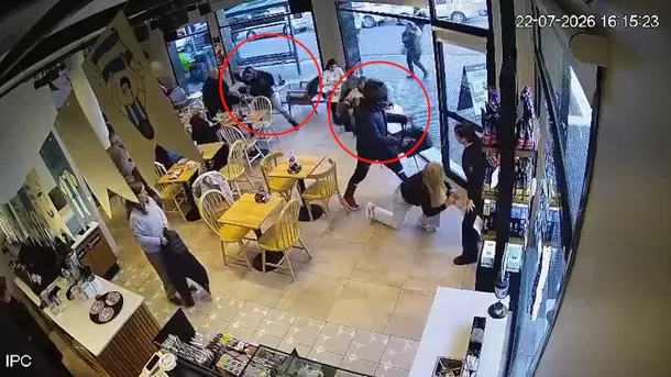 Los delincuentes escaparon con el bolso y otras pertenencias de las víctimas Los delincuentes escaparon con el bolso y otras pertenencias de las víctimas