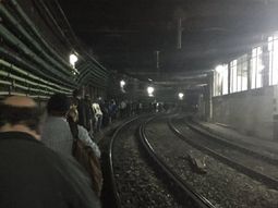 Los pasajeros tuvieron que caminar por las vías