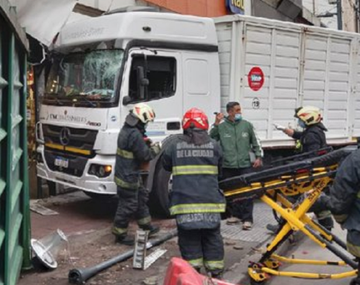 Dos camiones chocaron en plena avenida Rivadavia y terminaron sobre la vereda