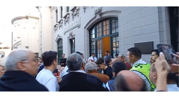 El momento en que los seguidores de Javier Milei hostigan al expresidente José Mujica.