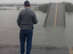 Así se derrumbó un puente por las lluvias