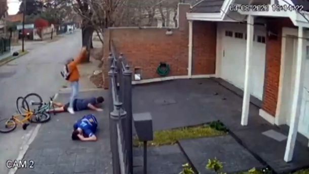 Violento robo en Adrogué: les robaron la bicicleta a un padre y su hijo y dispararon para intimidarlos