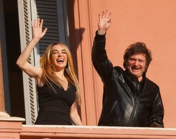 Milei y Fátima saludaron desde el balcón de la Rosada antes de partir hacia Olivos