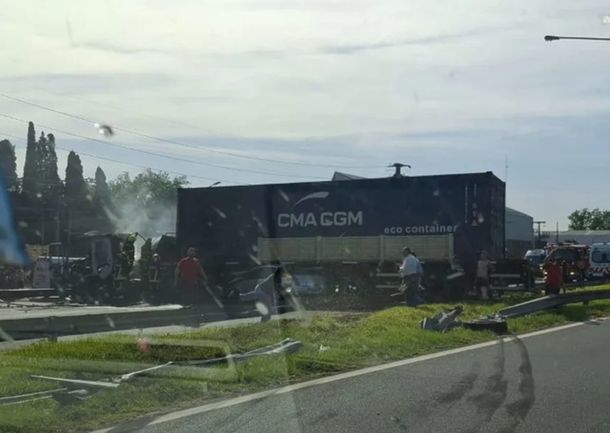 Choque fatal en Campana entre dos autos y dos camiones: hay al menos cinco muertos