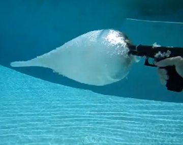 ¿Qué sucede si se dispara un arma debajo del agua?