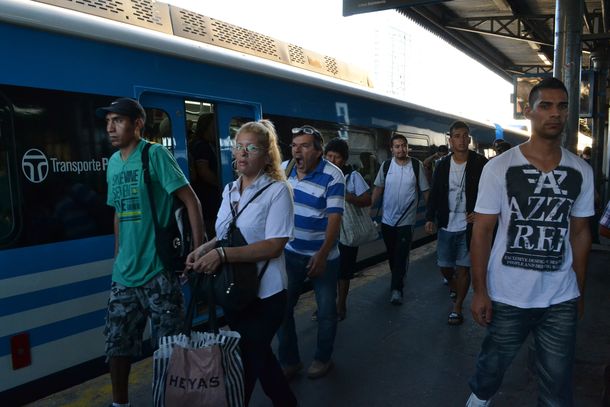 Ferroviarios dejan sin trenes a miles de usuarios del Sarmiento