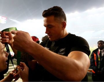 VIDEO: Un All Black le regaló su medalla a un niño en plena cancha