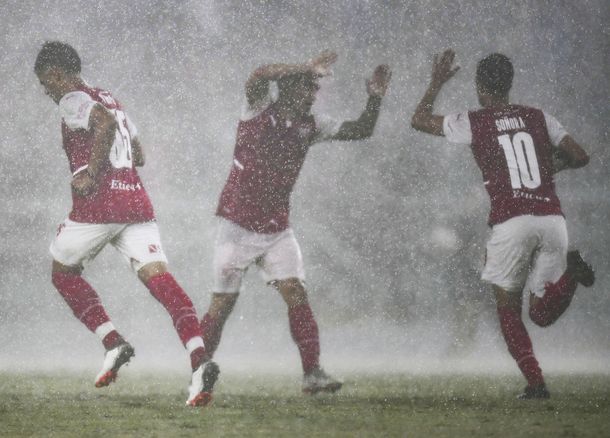 Bajo un diluvio y tras una suspensión de 23 minutos, Independiente y Boca empataron