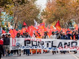 El sindicato de Ancap realiza un paro en reclamo por el cierre de la planta de aerocombustibles en Uruguay. El sindicato de Ancap realiza un paro en reclamo por el cierre de la planta de aerocombustibles en Uruguay.