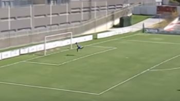 video: de aire y desde atras de mitad de cancha, este defensor hizo un verdadero golazo video: de aire y desde atras de mitad de cancha, este defensor hizo un verdadero golazo