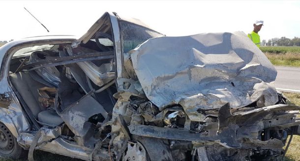 Terrible choque entre una camioneta y un auto en Junín: hay cinco muertos