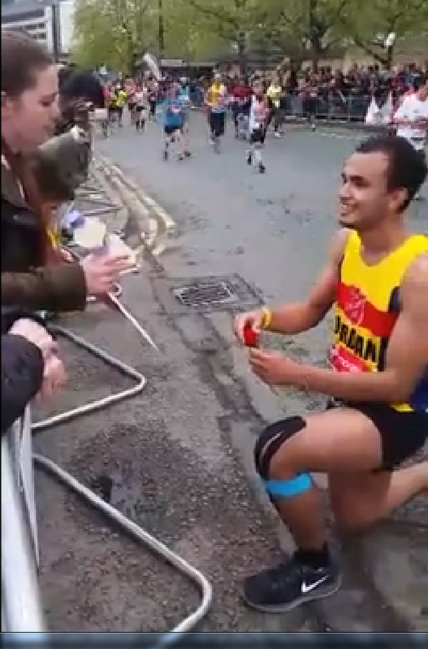Corría la maratón de Londres y frenó para pedirle casamiento a su novia