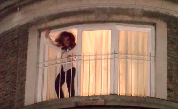 A horas de declarar, Cristina volvió a saludar a la militancia