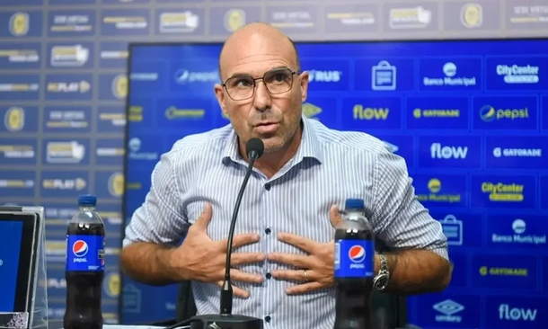 El presidente de Rosario Central cruzó a Milito y respondió a las críticas: El único poder que tenemos es...