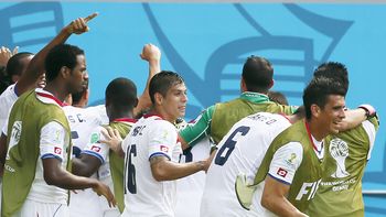 con este gol, costa rica hizo historia ante italia y se metio en octavos con este gol, costa rica hizo historia ante italia y se metio en octavos