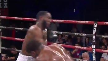 la doble caida que estremecio al boxeo y quedo entre las escenas mas impactantes del ano la doble caida que estremecio al boxeo y quedo entre las escenas mas impactantes del ano