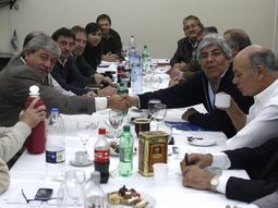 moyano evalua una propuesta para marchar con buzzi moyano evalua una propuesta para marchar con buzzi