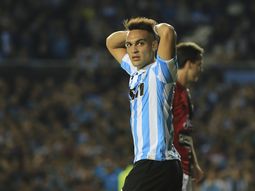 Lautaro Martínez se lamenta en una de las posibilidades que su equipo desperdició