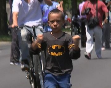 El niño que despidió a Alí con sus pasos