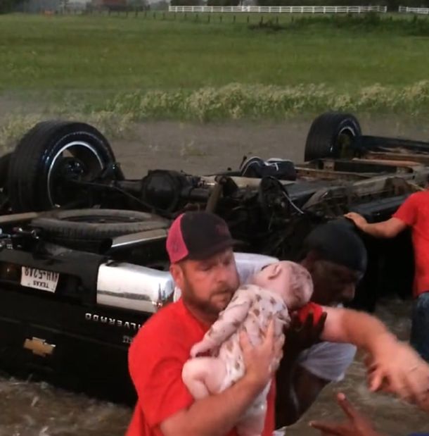 El dramático rescate de un bebé durante los tornados en Texas