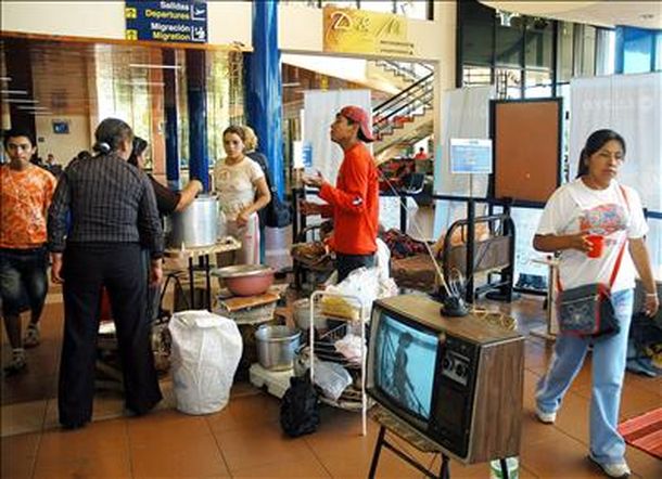 Bolivianos en aeropuerto_EFE