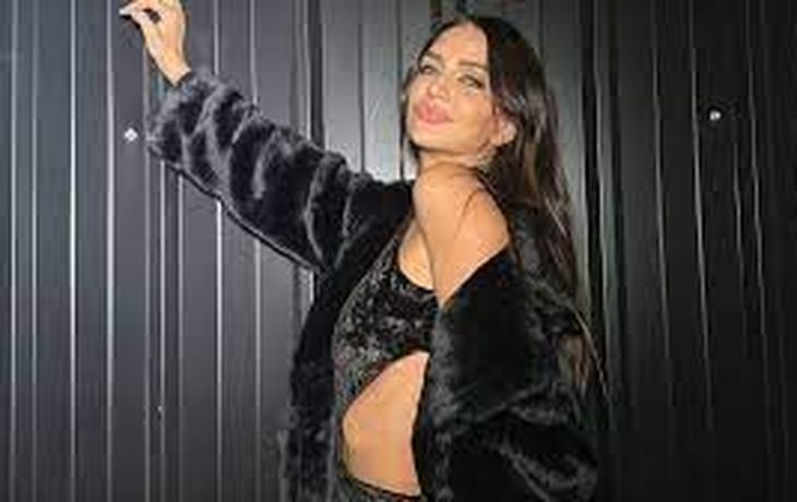 Zaira Nara eligió una microbikini colaless para una ducha en Tailandia