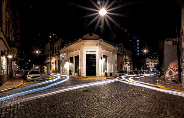 San Telmo alberga una terraza vidriada única que resguarda tradición y gastronomía al fuego