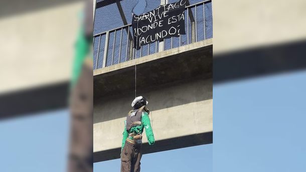 La Matanza: el muñeco apareció sobre la Ruta 3 con un cartel en referencia a Santiago Maldonado y Facundo Astudillo Castro 