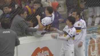 barbarie en el ascenso: los jugadores se tuvieron que escapar por la tribuna barbarie en el ascenso: los jugadores se tuvieron que escapar por la tribuna