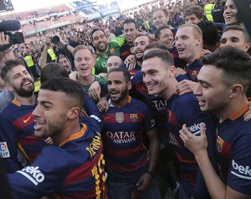 Fue campeón del triplete con el Barcelona y jugó para su país, aunque se retiró para trabajar como vendedor de ropa. 
