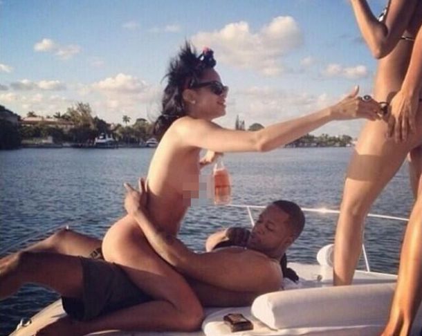 Una foto de Rihanna desnuda con un hombre se filtró en la web