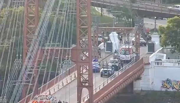 Tensión en Puente Colgante de Santa Fe: un hombre trepó a la estructura y amenazaba con arrojarse al vacío