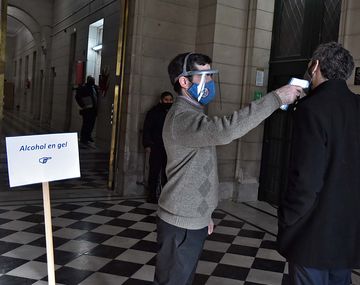 Récord: 6.377 nuevos casos y 153 muertos