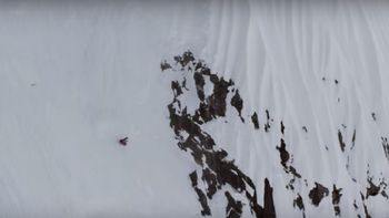 video: esquiadora sale ilesa de una terrible caida en plena montana video: esquiadora sale ilesa de una terrible caida en plena montana