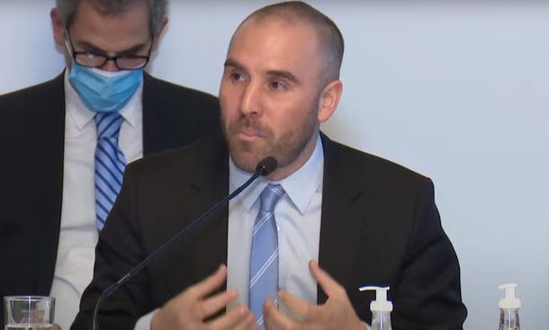 La deuda en dólares bajo el gobierno anterior creció en 100 mil millones, afirmó el ministro Guzmán