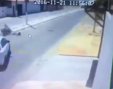 Choca contra un auto, se salva y se le cae un poste de luz encima