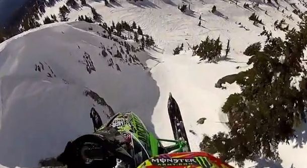 VIDEO: La increíble adrenalina de saltar de una montaña en primera persona