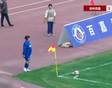 Compró un club y obligó al entrenador a poner a su hijo: pesa 126 kilos