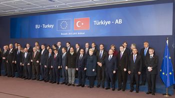 la union europea y turquia firman acuerdo para frenar el avance de refugiados la union europea y turquia firman acuerdo para frenar el avance de refugiados