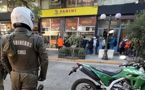 Argentinos hacen cola en la tienda Panini de Chile.