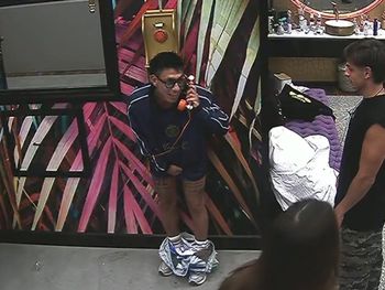 Brian atendió desnudo el teléfono rojo de Gran Hermano y mostró de más