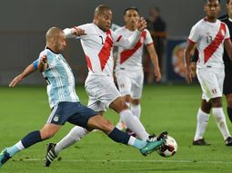 Mascherano entregó mal la pelota y la jugada terminó en el penal de Funes Mori. Mascherano entregó mal la pelota y la jugada terminó en el penal de Funes Mori.