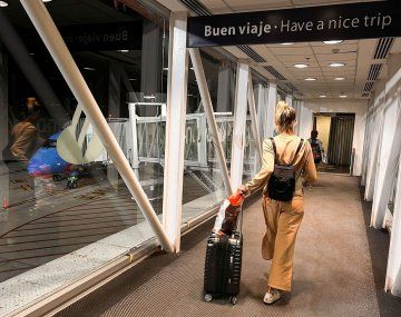 Cómo viajar tranquilo con tus hijos en el avión: el truco efectivo de las azafatas