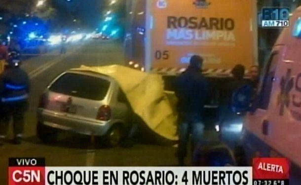 Choque entre un auto y un camión de basura en Rosario: hay cuatro muertos