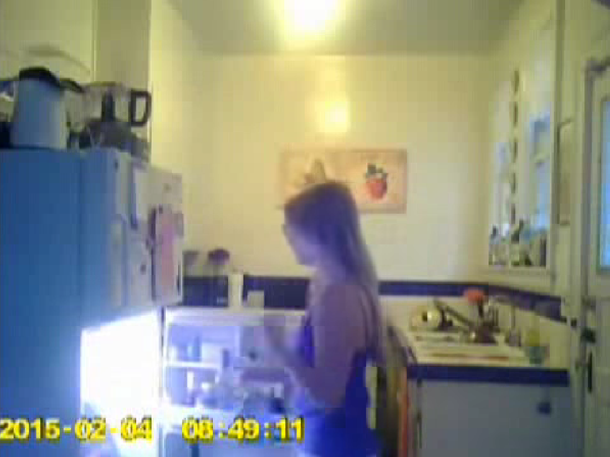 VIDEO: Una estudiante le pone líquido de lavar a la comida de dos compañeras